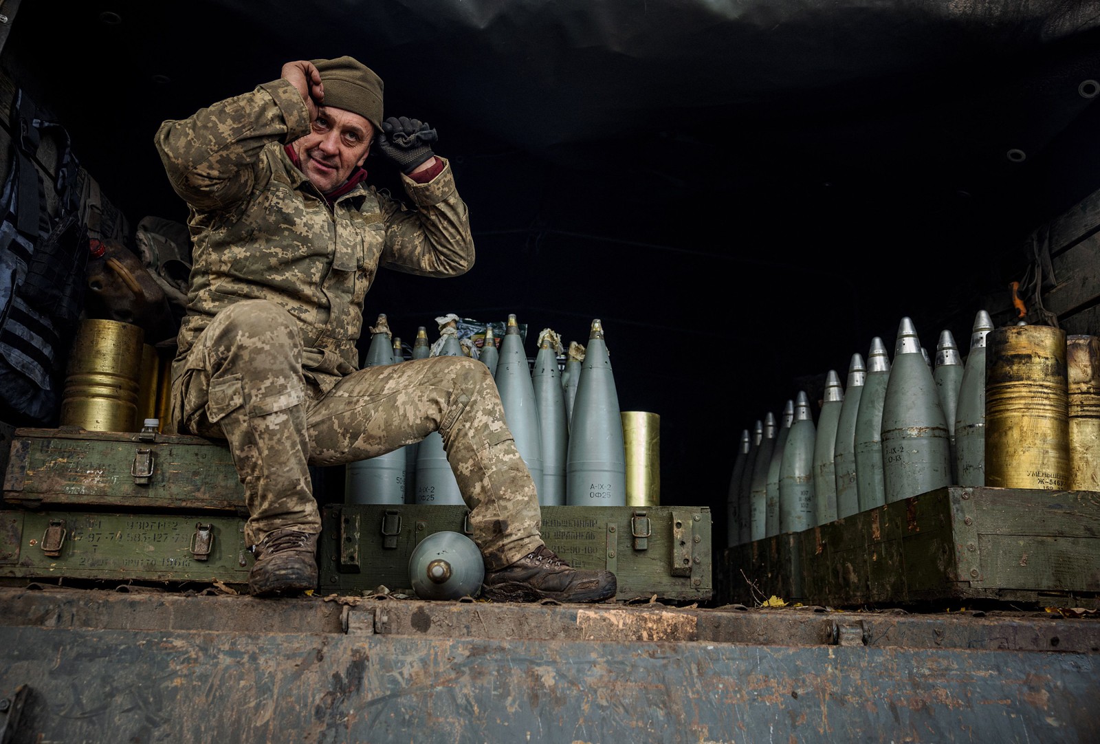 Soldado ucraniano posa ao lado de munições em um caminhão militar em uma posição na linha de frente perto da cidade de Bakhmut, na região de Donetsk, no leste da Ucrânia — Foto: DIMITAR DILKOFF/AFP