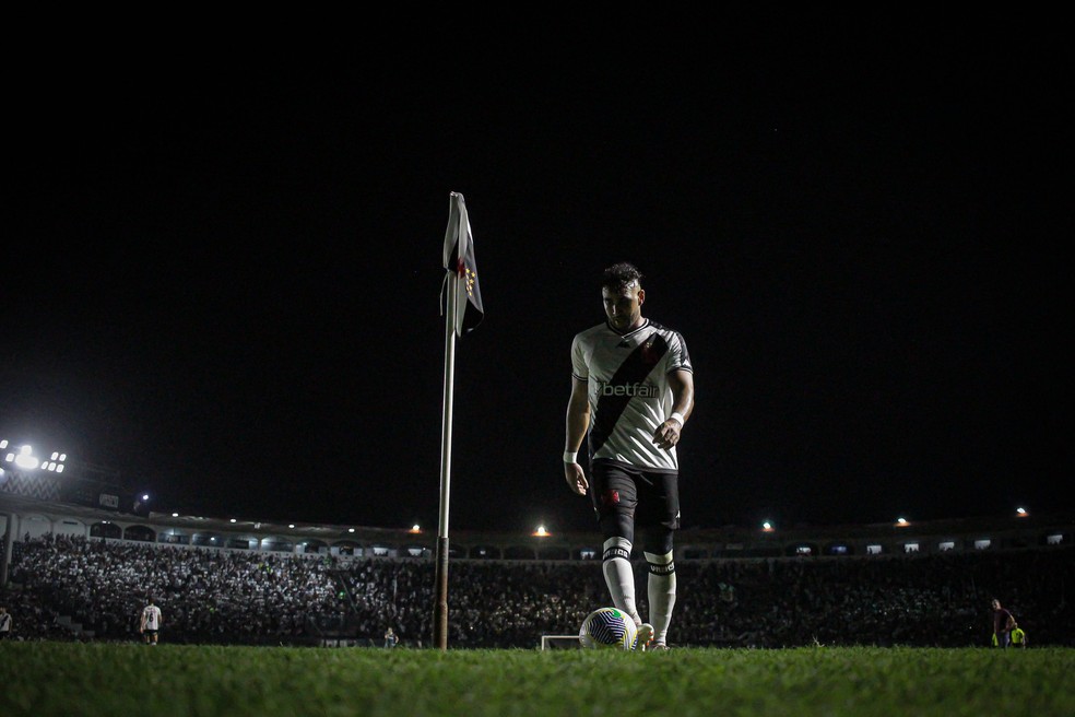 Payet ajeita para cobrar escanteio em São Januário lotado; francês brilhou em classificação — Foto: Matheus Lima/Vasco