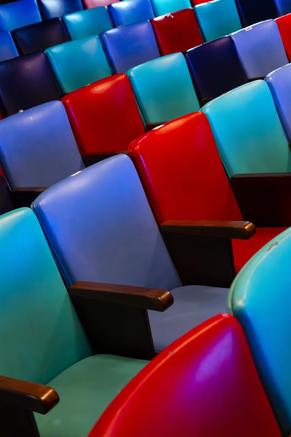 As cadeiras coloridas do Cine Joia, em Copacabana, que volta a exibir filmes nesta quinta-feira, rebatizado de "Cine Teatro Joia" — Foto: Leo Martins / Agencia O Globo