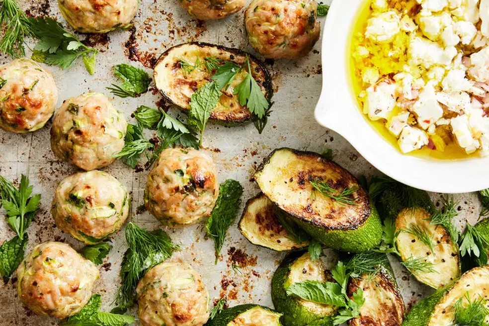 Almôndegas de frango com abobrinha e queijo feta — Foto: NYT