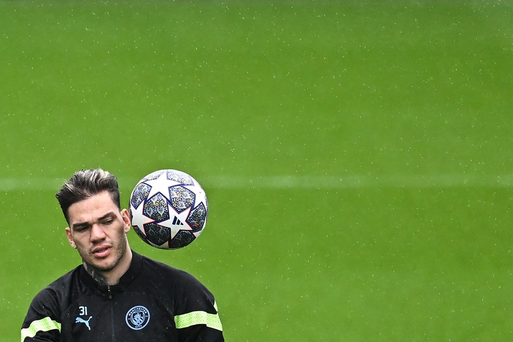 Ederson pode deixar o Manchester City — Foto: Paul ELLIS / AFP
