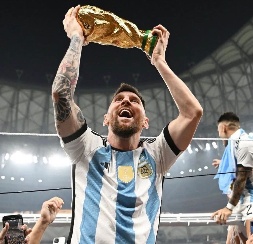 Lionel Messi erguendo a taça da Copa do Mundo do Catar — Foto: Reprodução/Messi