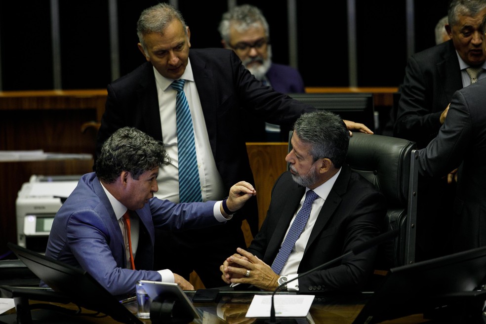 Reginaldo Lopes (PT-MG), Aguinaldo Ribeiro (PP-PB) e Arhur Lira (PP-AL) discutem a Reforma Tributria na Cmara antes da votao  Foto: Brenno Carvalho/Agncia O Globo