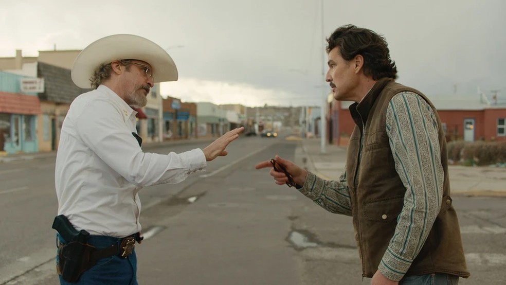 Joaquin Phoenix e Pedro Pascal em cena de'Eddington' (2025) — Foto: Divulgação