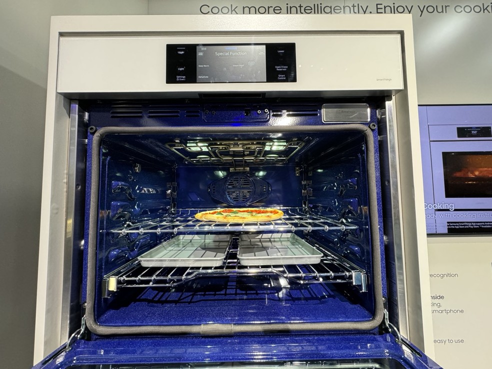 Forno tem uma c&acirc;mera em seu interior cuja imagem &eacute; transmitida no aplicativo do smartphone da Samsung &mdash; Foto: Bruno Rosa