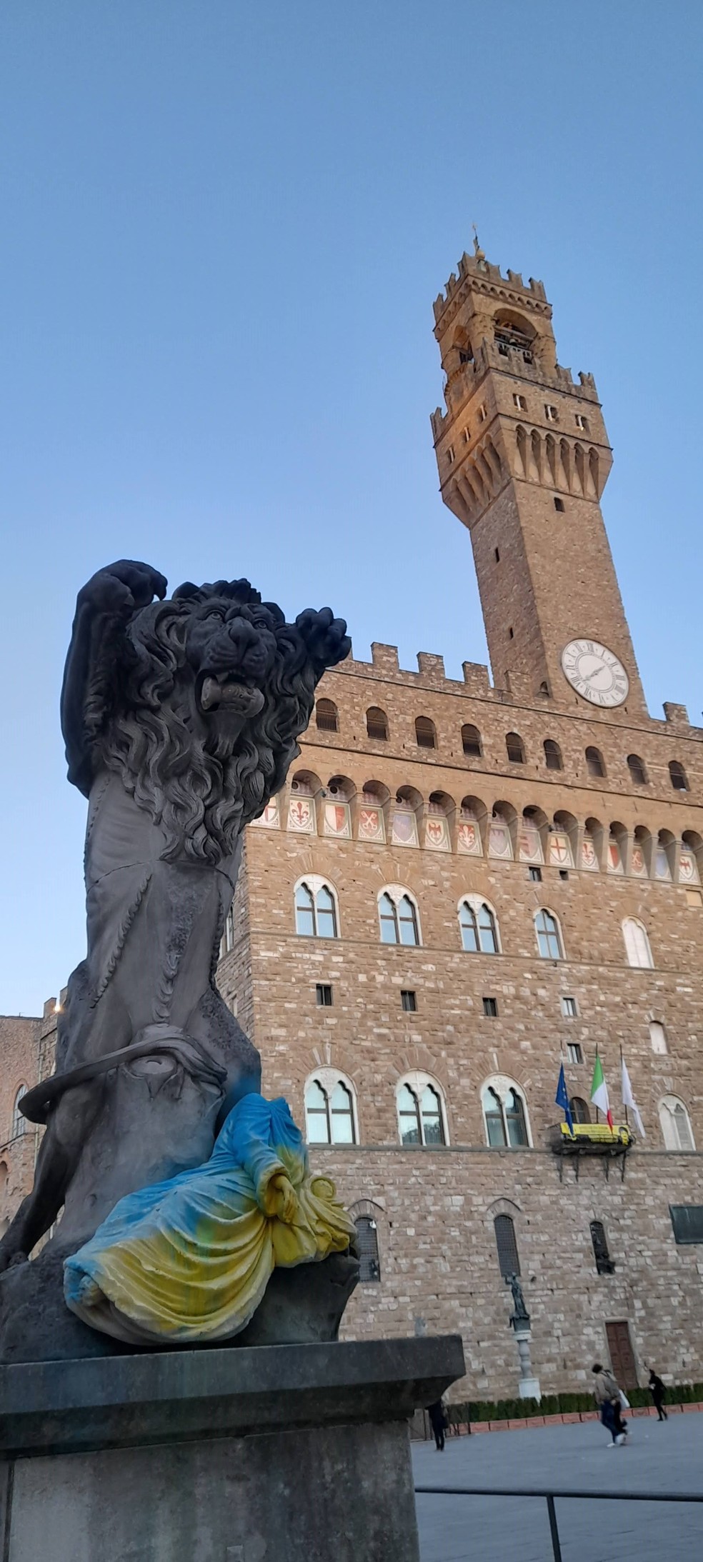Na Piazza della Signoria, em Florença, a 'Pietá' (2021) de Francesco Vezzoli ganhou as cores da Ucrânia, após intervenção do artista tcheco Vaclav Pisvejc  — Foto: Gian Amato