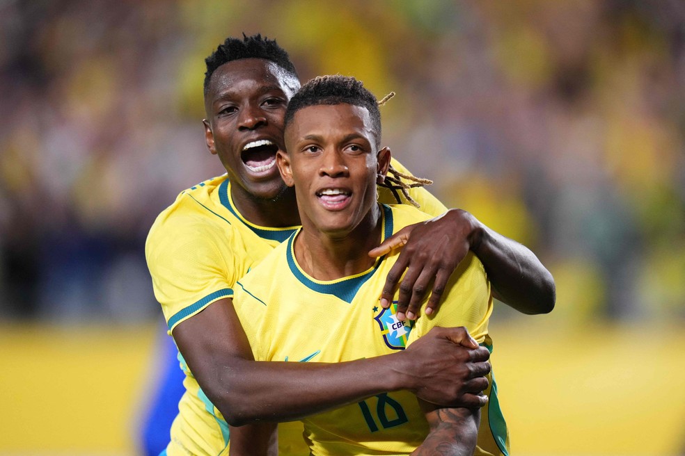 Danilo, abraçado por Luiz Henrique, abriu placar em Brasil x Croácia — Foto: Rich Storry / AFP