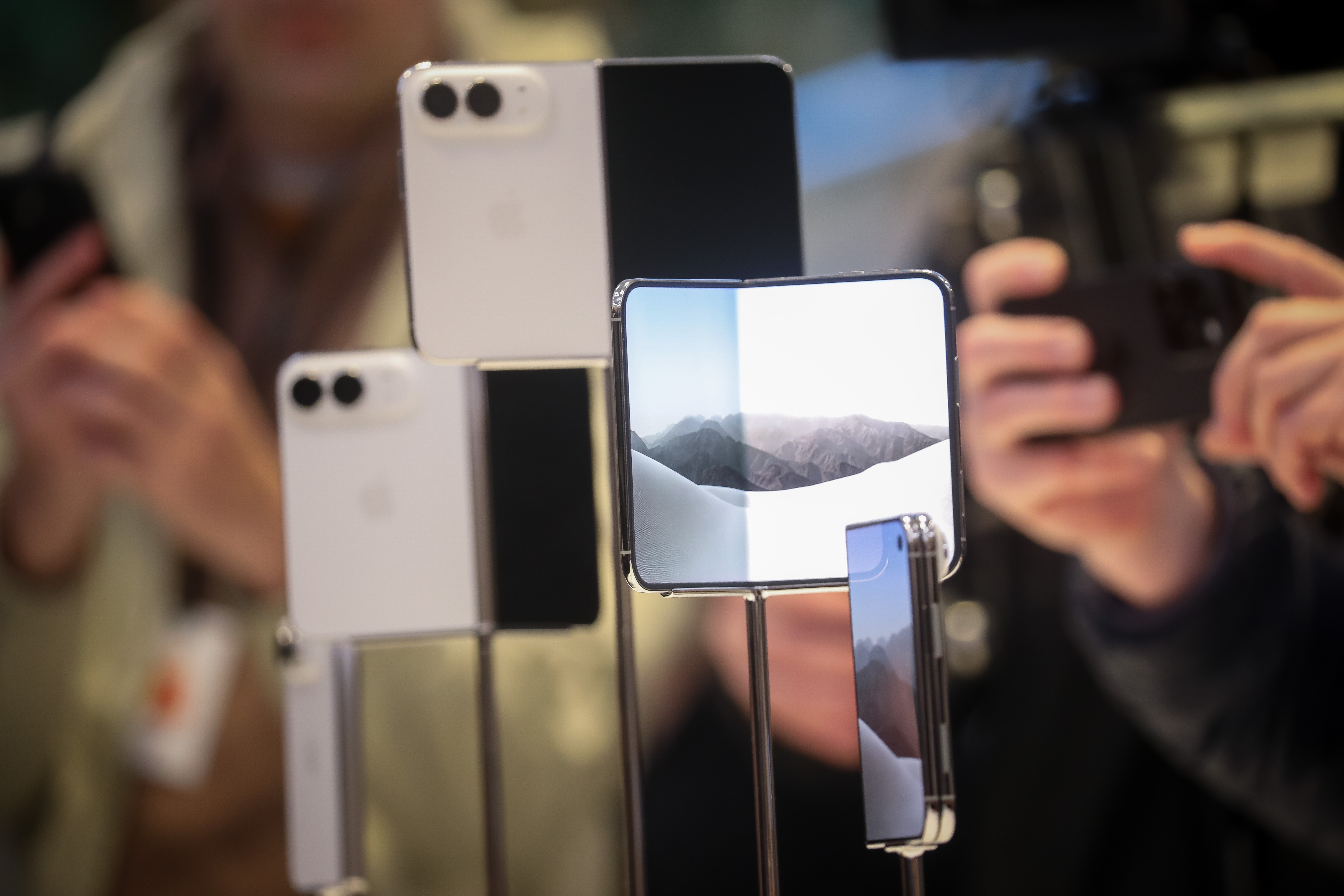 Apple recebe primeiras reclamações sobre rachaduras na tela do iPhone Duo dobrável - Foto
