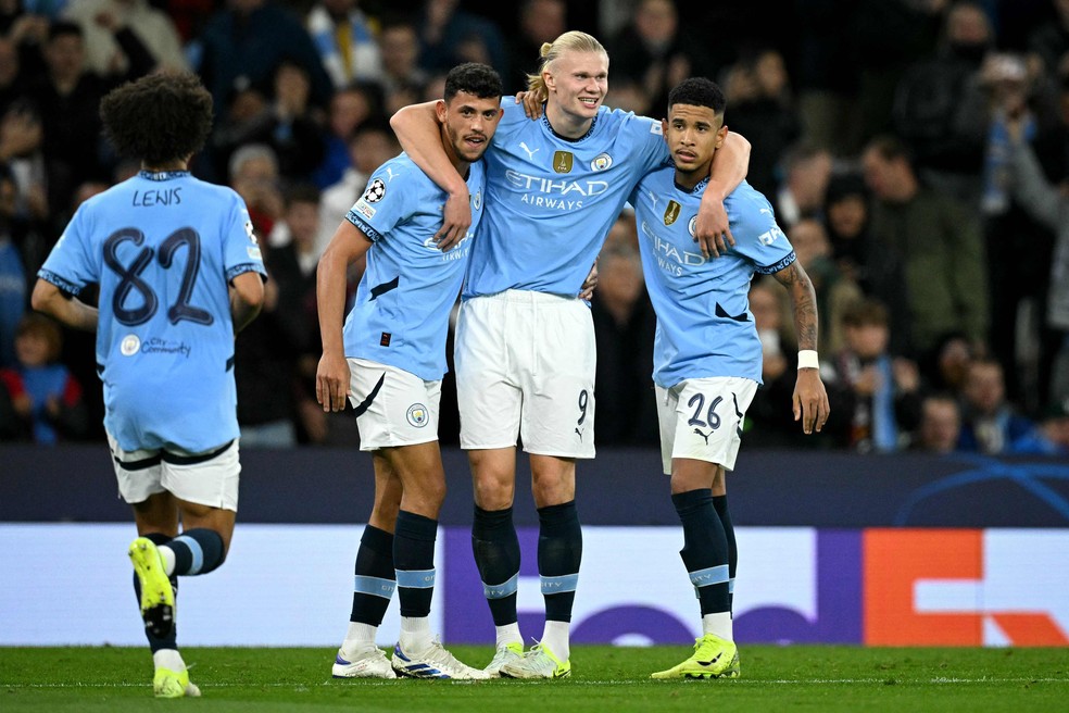 Halland comemora o segundo gol marcado com seus companheiros de equipe — Foto: Oli Scarff/AFP