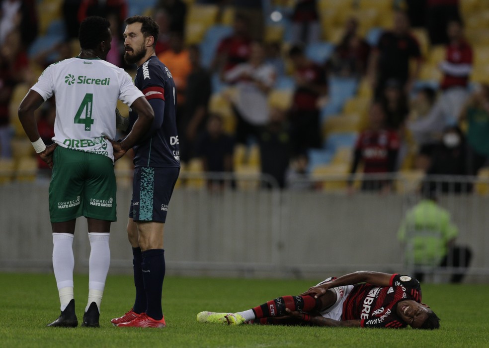 Bruno Henrique chora em campo após sofrer lesão no joelho direito no jogo entre Flamengo e Cuiabá — Foto: Alexandre Cassiano