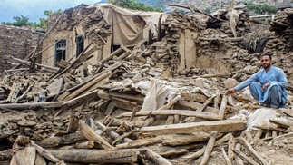 Homemafegão Sentado Entre os eScombros de sua casadestruída Apóso terremoto no distrito de dara-ii-nur, província de nangarhar, em 3 de setembro de 2025 - foto - foto: afppo: afpp: afpp: afpp