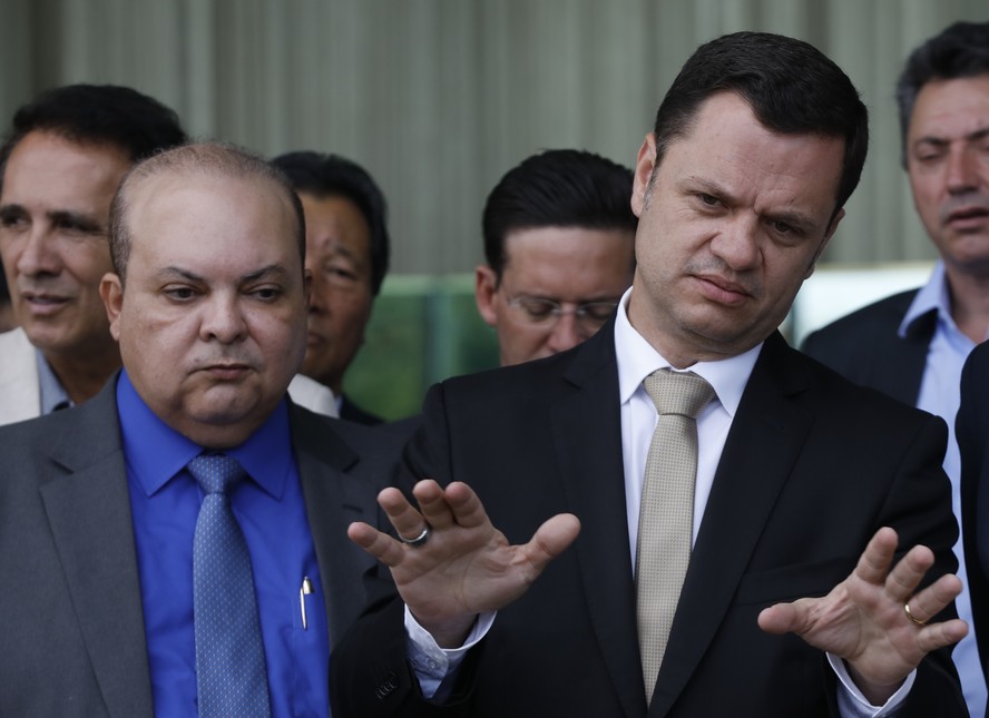 O governador do Distrito Federal, Ibaneis Rocha, ao lado do ex-secretário Anderson Torres