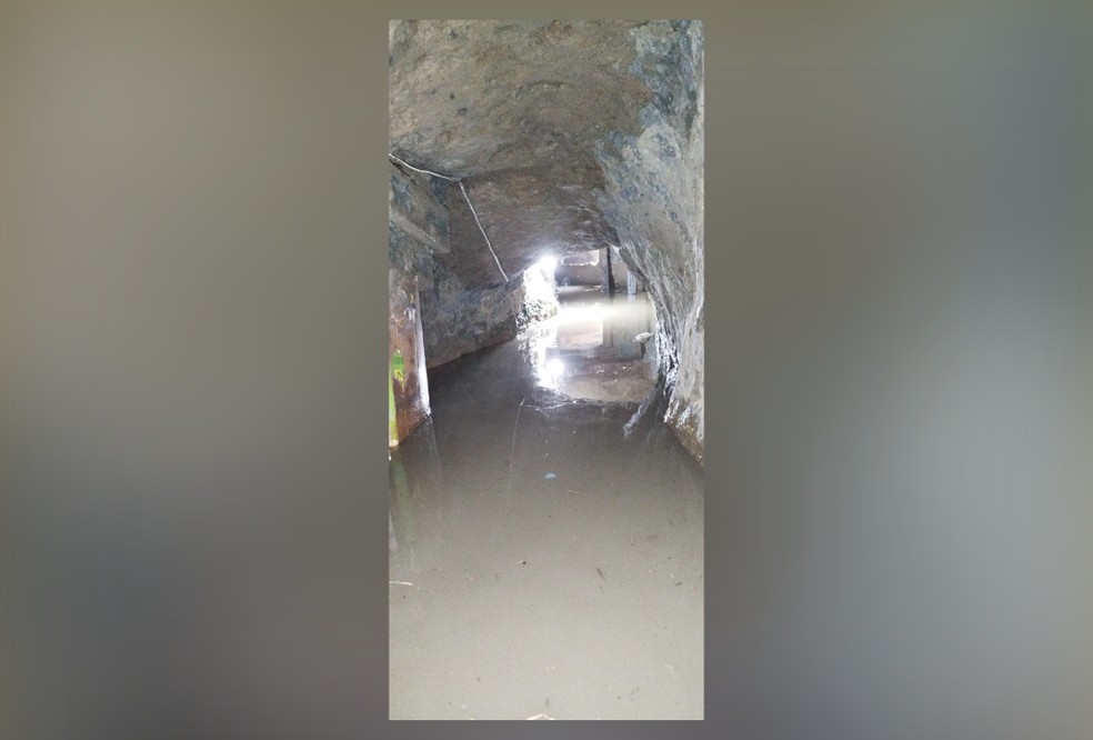 O túnel encontrado no presídio Vicente Piragibe — Foto: Divulgação