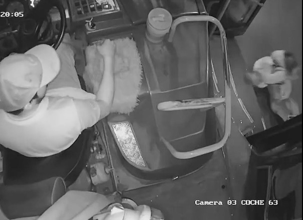 Vídeo mostra momento em que mulher cai de ônibus em movimento no Paraguai; veja