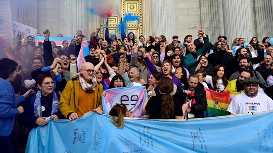 Câmara da Espanha aprova lei sobre direitos das pessoas trans