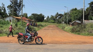 Esse interesse preocupa a comunidade, em sua maioria do grupo étnico Digo, que teme ser despejada ou ter sua participação nos lucros futuros da mineração negada — Foto: Tony Karumba/AFP