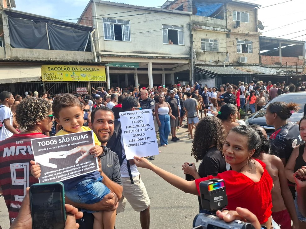 Uma multidão aguardava a saída do MC Poze — Foto: Marcos Nunes/Agência O Globo