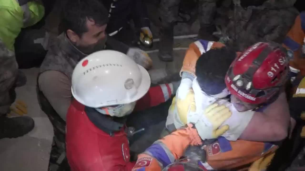 Homem é resgatado após 167 horas sob escombros — Foto: Reprodução