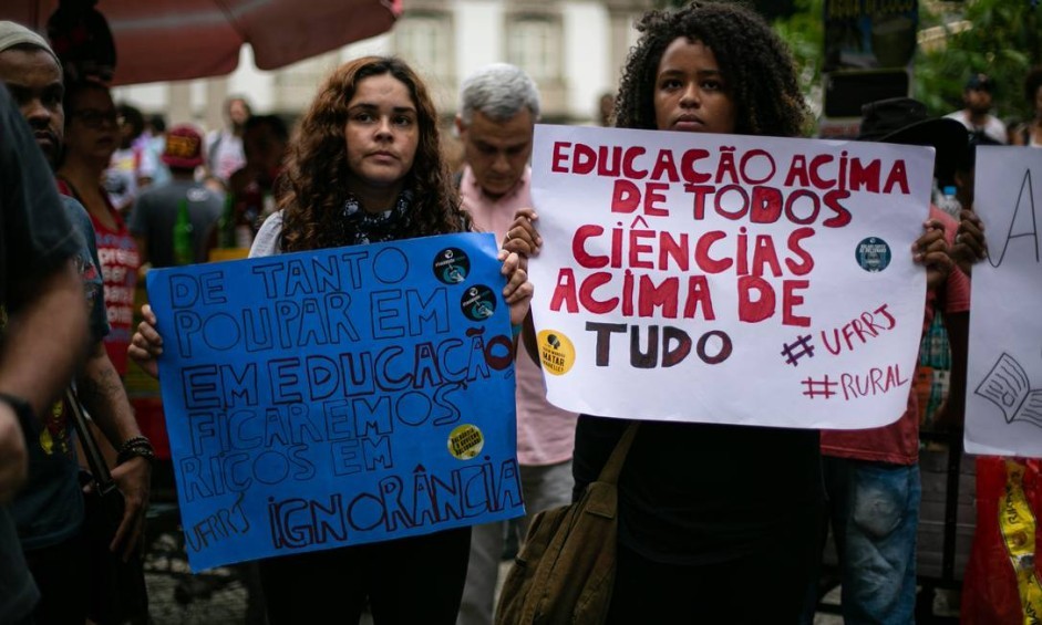 Estudantes carregam mensagens contra medidas do governo Bolsonaro. Ministro da Educação, Abraham Weintraub, anunciou no final de abril, um contingenciamento de recursos para instituições de ensino superiorAgência O Globo