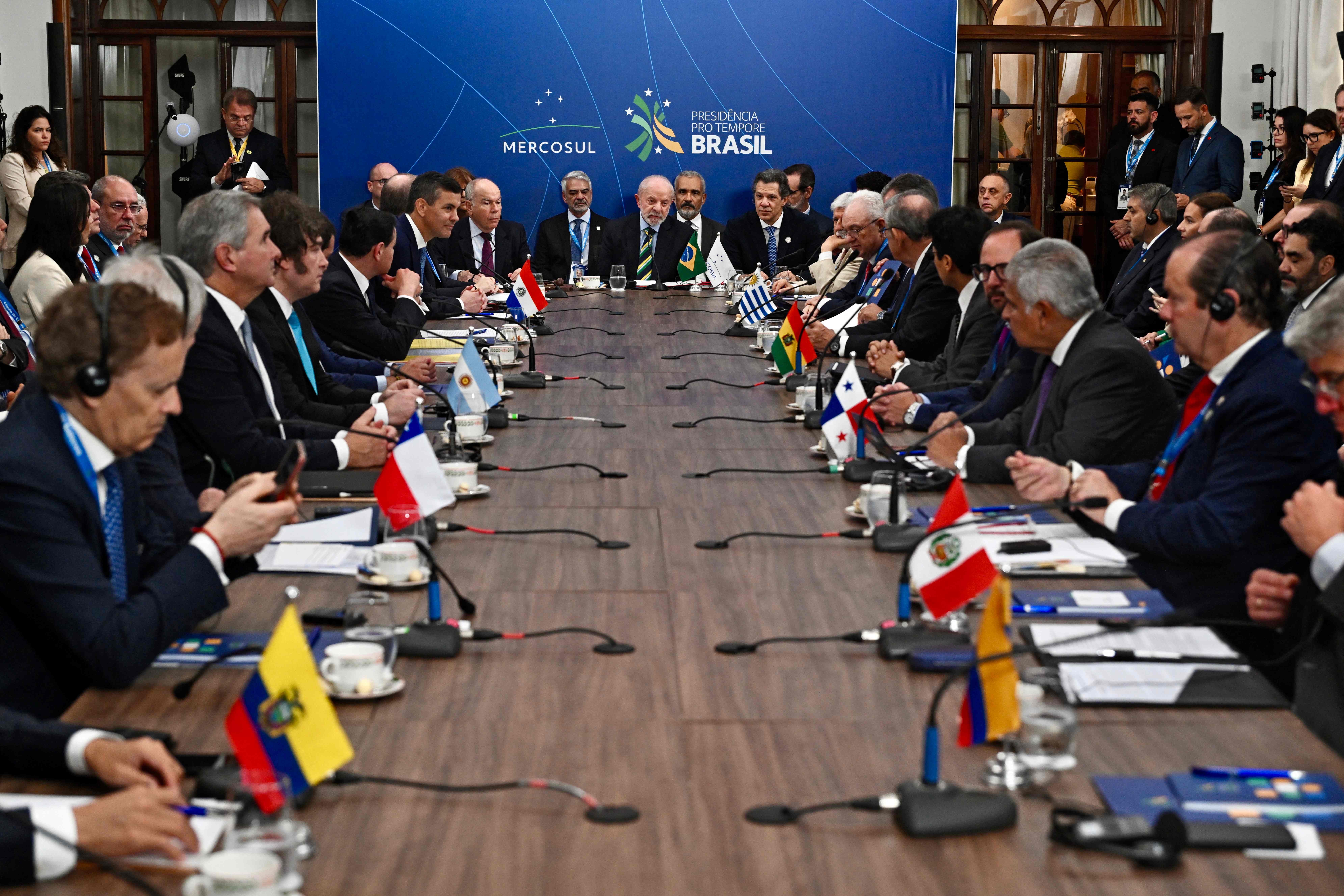 Em c&uacute;pula do Mercosul, Milei defende press&atilde;o de Trump sobre a Venezuela e chama Maduro de 'narcoterrorista'