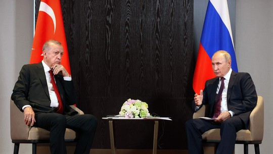 Putin e Erdogan tem reunião de cúpula sobre acordo de grãos em meio a bombardeios na Ucrânia