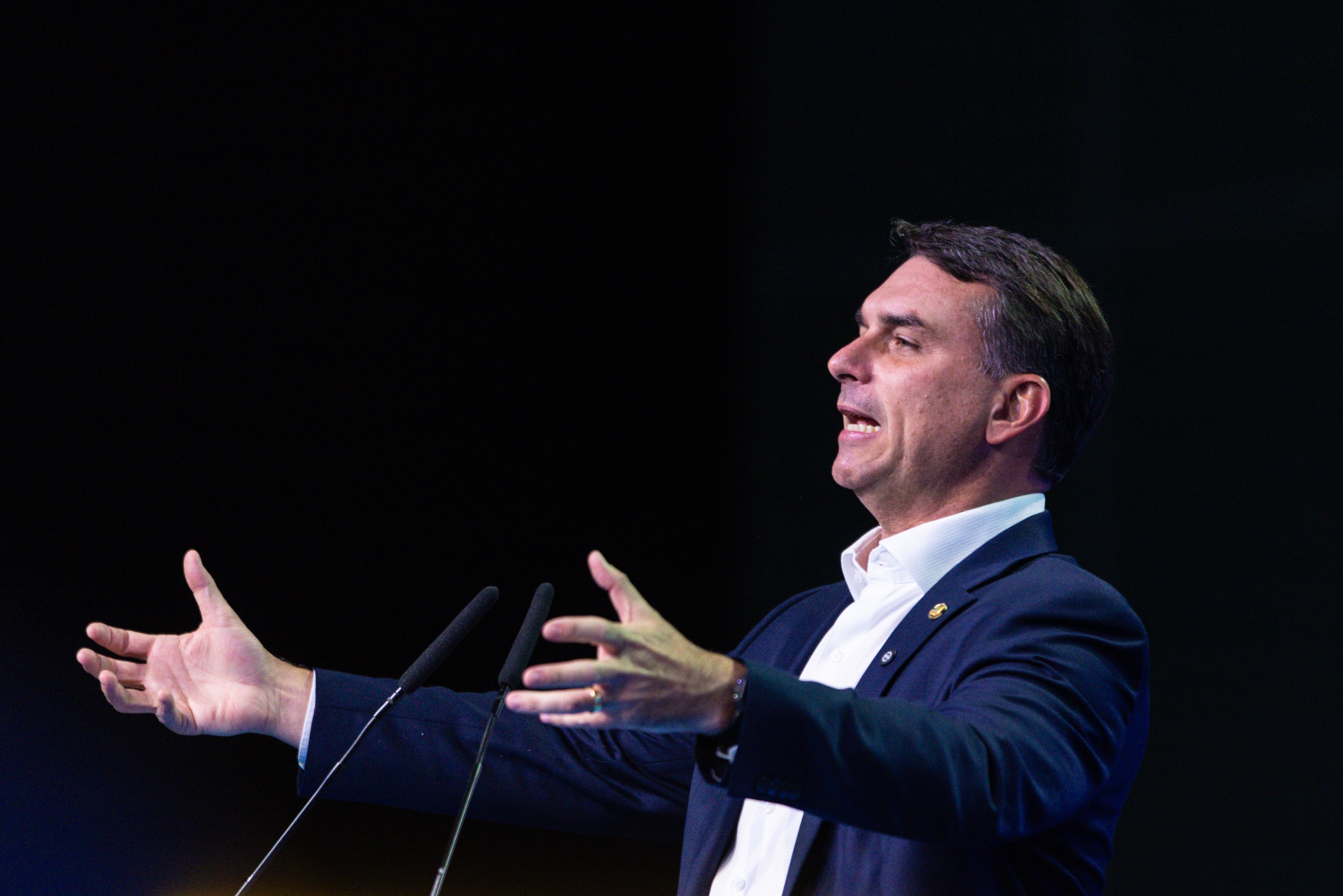 Datafolha: Rejeição a Flávio Bolsonaro sobe após revelação de conversas com Vorcaro e supera numericamente a de Lula