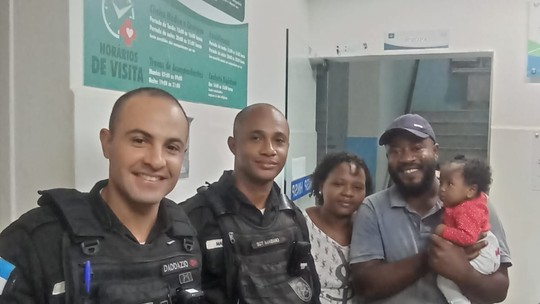 Policiais militares fazem manobra para desengasgar bebê de três meses após pais pedirem ajuda, no RJ