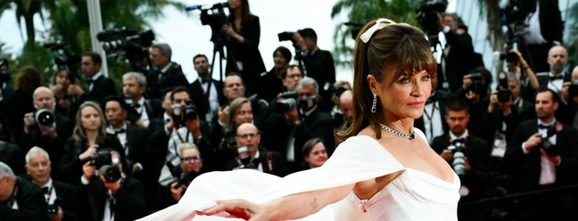 A supermodelo Helena Christensen no tapete vermelho da abertura do Festival de Cannes — Foto: AFP