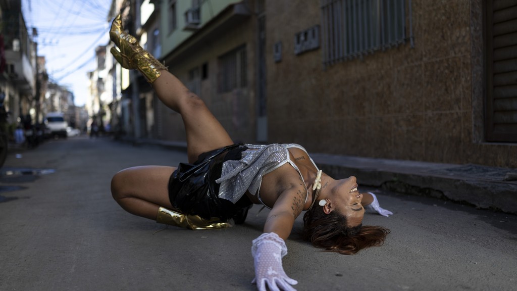 “Dip”. Lua reproduz o movimento “vogue femme” em que a bailarina se joga rapidamente para trás, de costas para o chão
