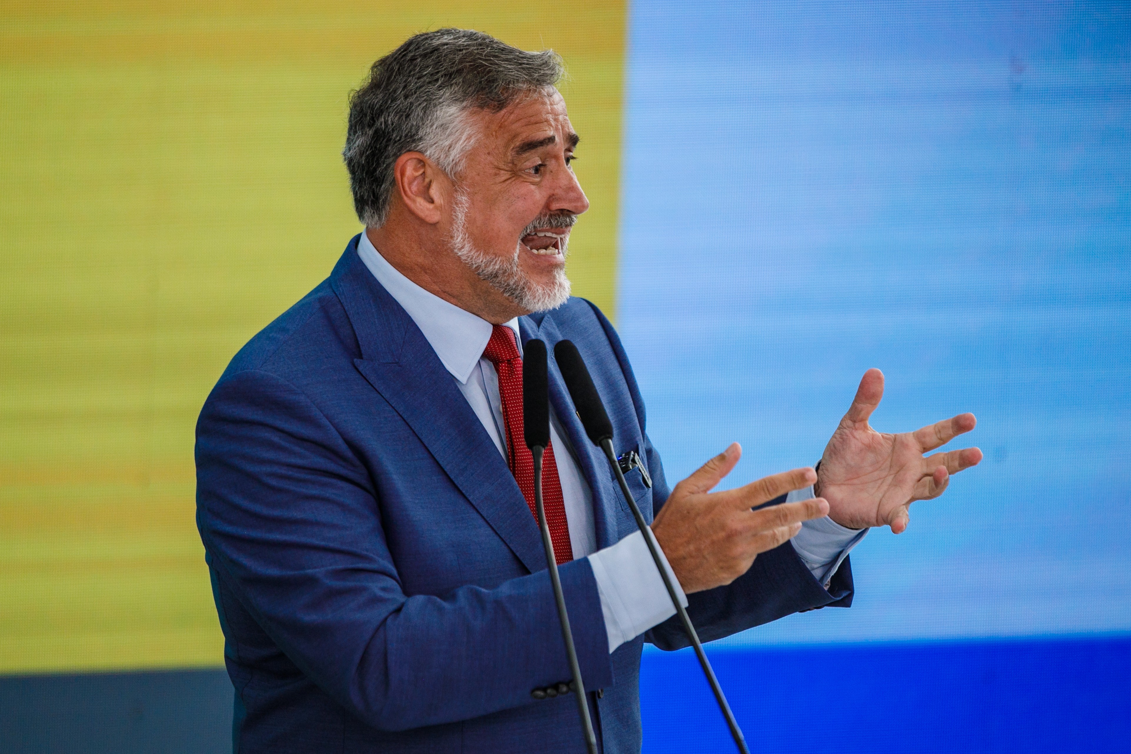 Ex-ministro e líder do governo, Pimenta declara R$ 130 mil em espécie: ‘Reserva para necessidades eventuais’ - QTU Questões do Universo