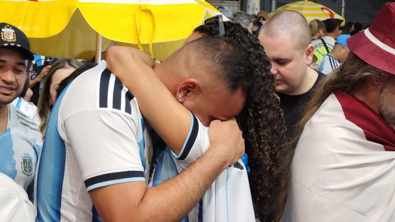 Torcida Argentina em SP: Lágrimas e Festa Após Derrota na Copa