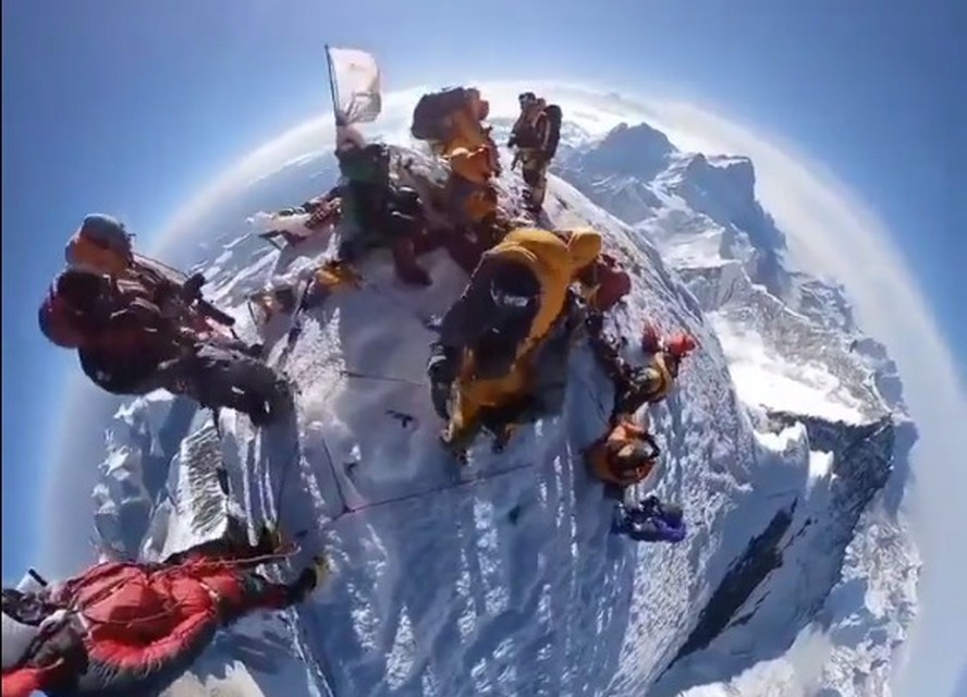 Alpinistas no topo do Everest