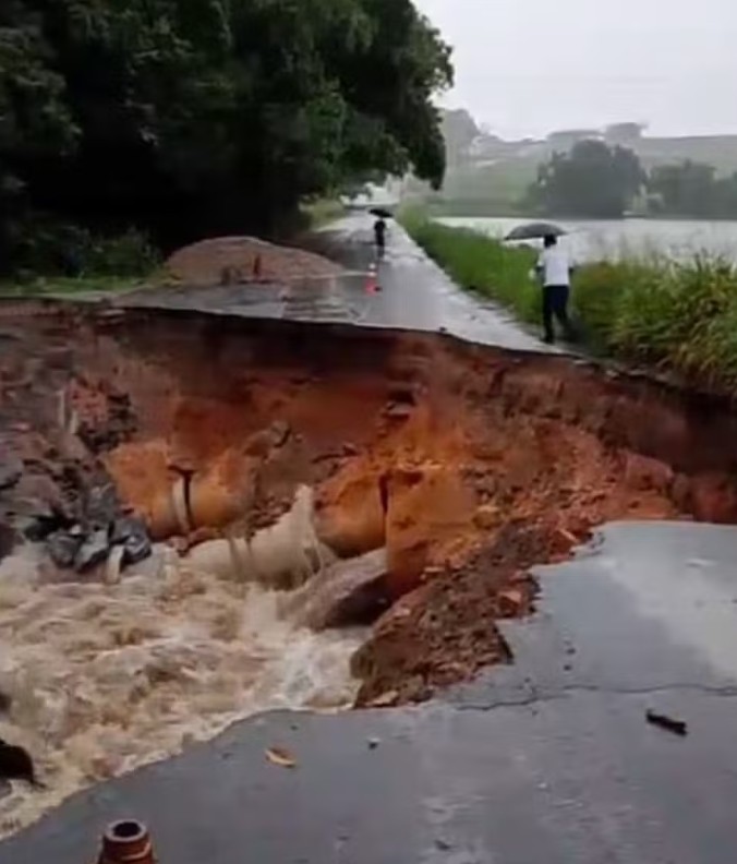 Chuva na Paraíba provoca alagamentos, abre cratera em rodovia e deixa moradores ilhados