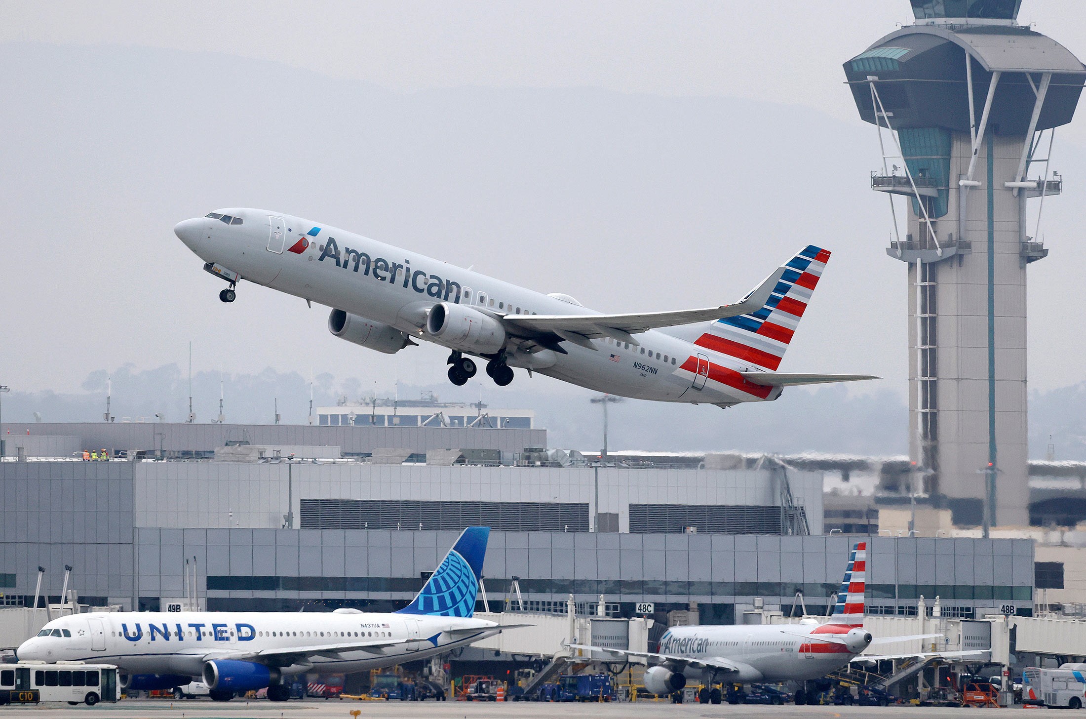 American realiza voo inédito com combustível sustentável em jato da Embraer