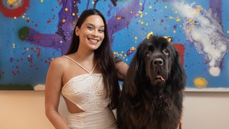 Actress Clarice Alves with her dog — Photo: Ana Branco