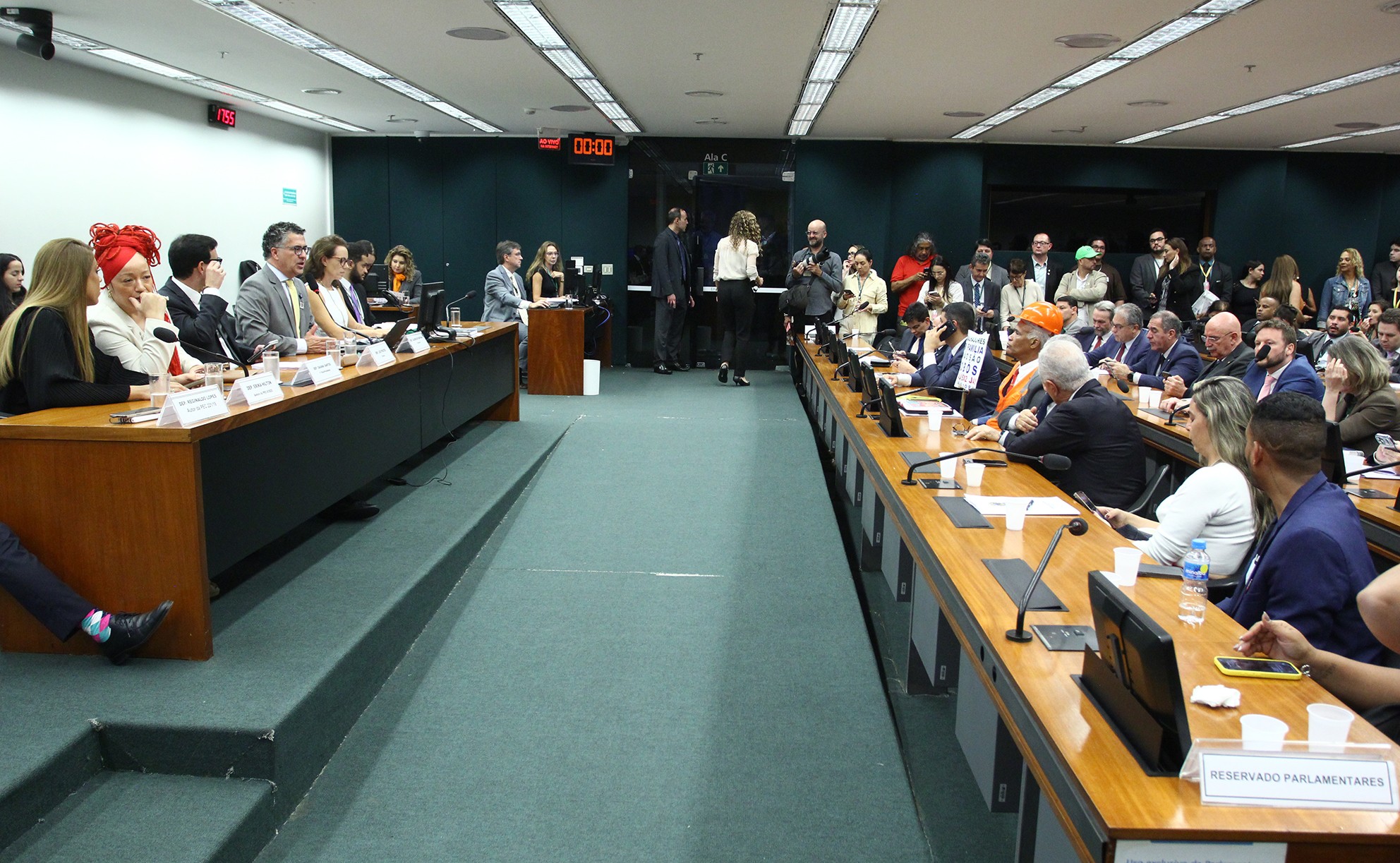 Fim da escala 6x1, ponto a ponto: tire dúvidas sobre a PEC que reduz jornada e garante 2 folgas semanais