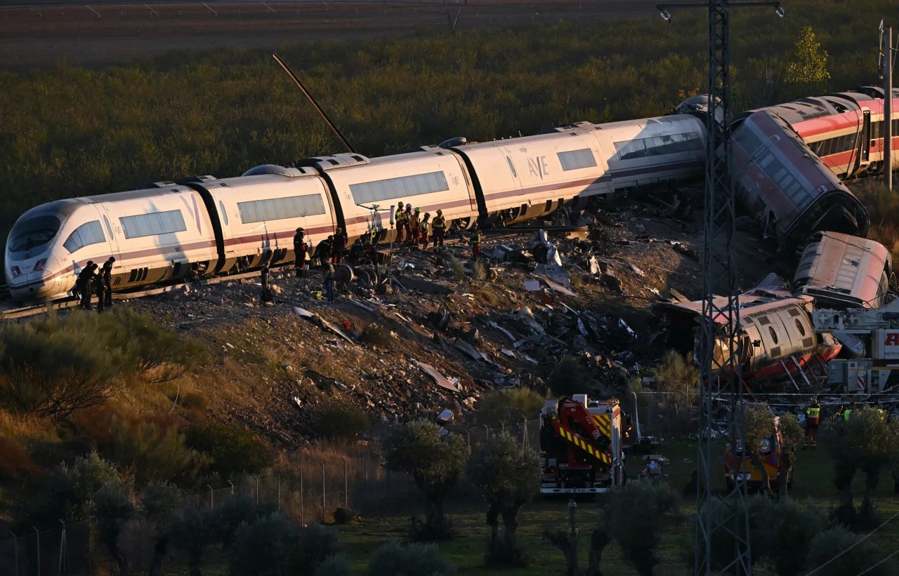 Da pane ao choque em 17 minutos: como trem de alta velocidade atingiu outro parado na mesma via na Espanha; veja infográficos