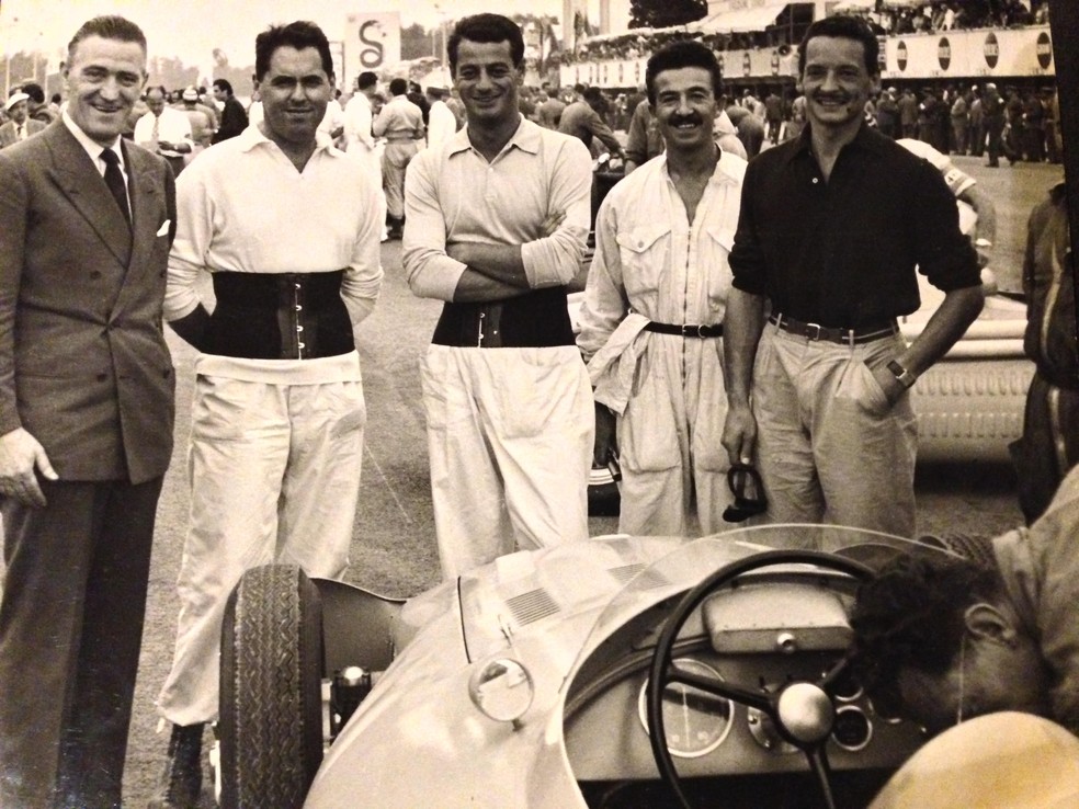 Hermano da Silva Ramos (center), mechanic and Amédée Gordini (left), founder of the French team, a few moments before the start of the 1956 French GP, on the Reims circuit — Photo: Personal archives
