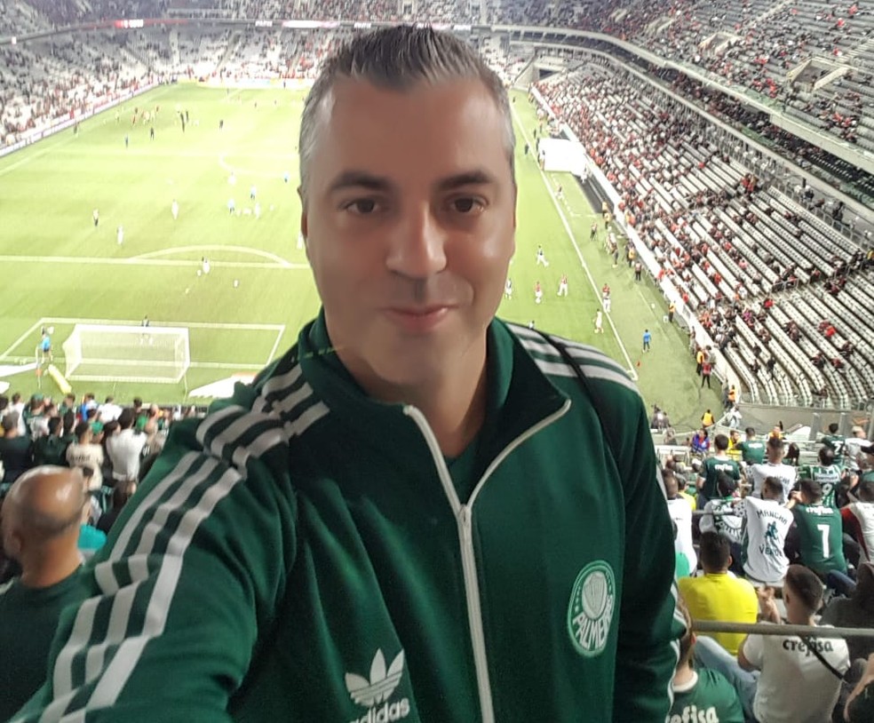Escritor palmeirense Rodrigo Barneschi  já assistiu a mais de mil jogos do time como visitante — Foto: Júlia Aguiar
