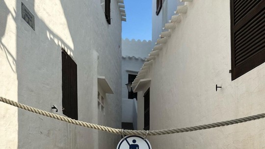 Entenda por que esse vilarejo, a 'Mykonos da Espanha', colocou barreiras contra turistas em suas ruas
