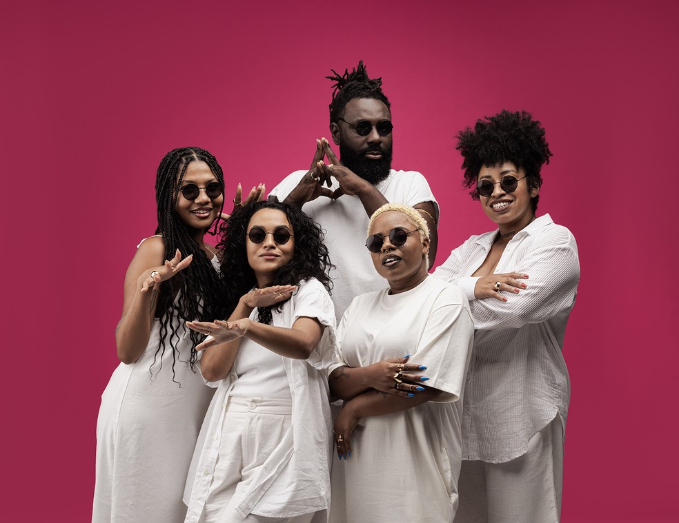 Elenco da peça "Magnólia", inspirada em música de Jorge Ben Jor — Foto: Divulgação/José de Holanda