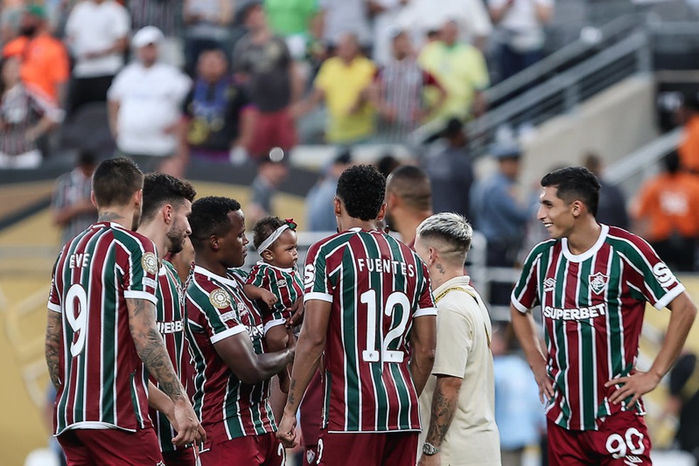 Arias com a filha Zoé em meio aos outros jogadores do Fluminense — Foto: Lucas Merçon/Fluminense