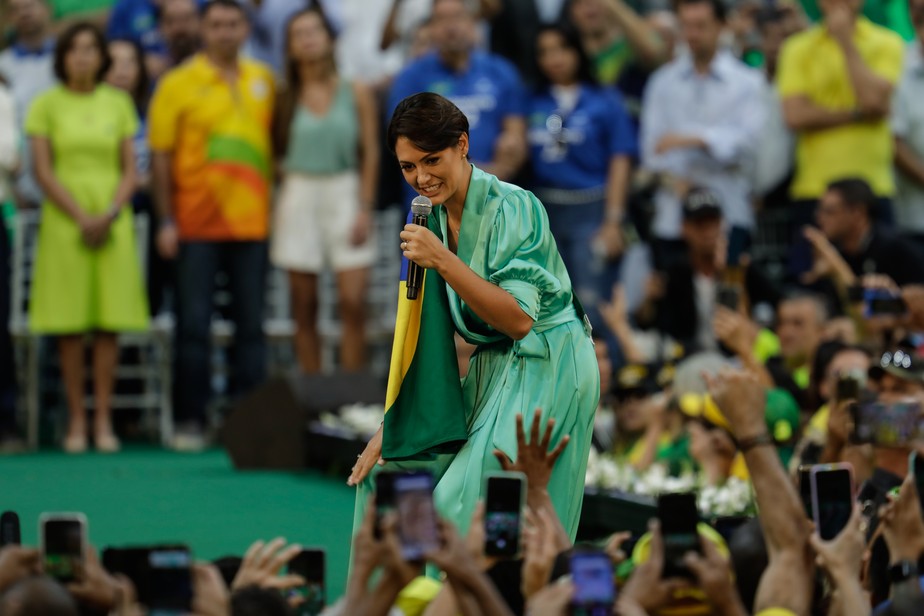 Michelle Bolsonaro critica juíza que associou uso da bandeira do Brasil a  propaganda eleitoral: 'Ativismo político ou insanidade mental?'