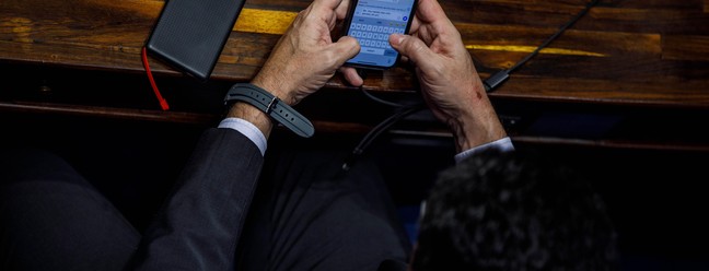 Após a aprovação de Dino na CCJ, Moro recebe a mensagem de um interlocutor que cita a repercussão negativa nas redes e diz que não "pode ter vídeo de você falando que votou a favor"