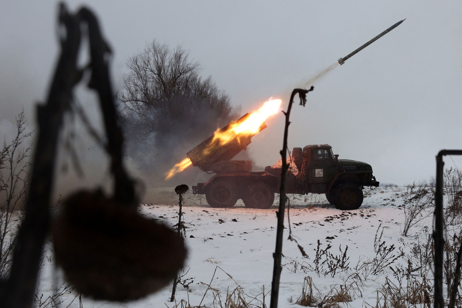Lançador de foguetes múltiplos BM-21 Grad dispara em direção a posições russas na linha de frente, na região sudeste de Kharkiv — Foto: ANATOLII STEPANOV/AFP