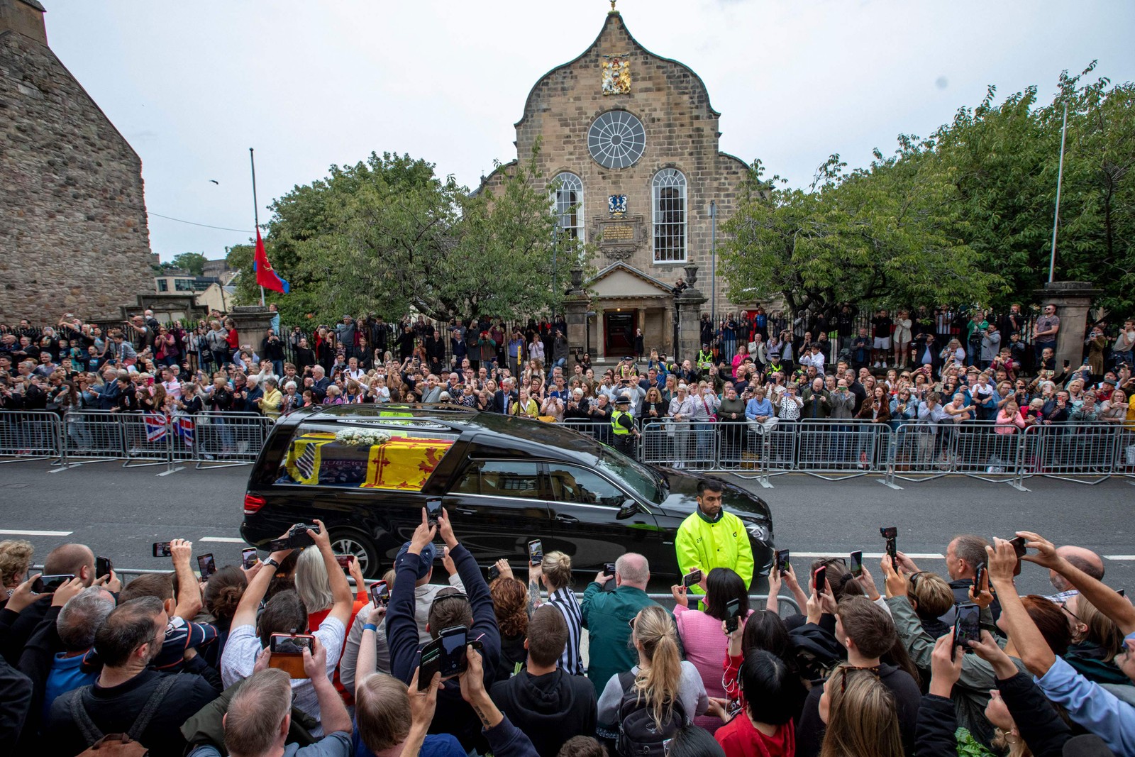 Público na Milha Real, em Edimburgo, assiste ao cortejo fúnebre da Rainha Elizabeth II — Foto: Jamie Williamson / POOL / AFP