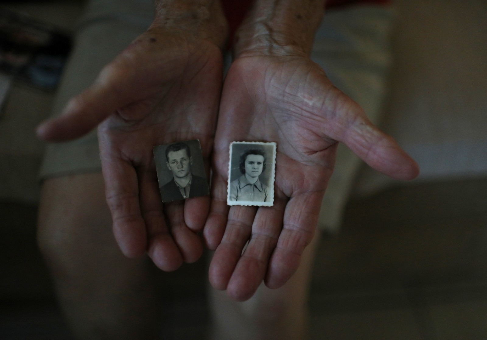 Helena Kachuski, 80 anos, descendente de ucranianos, exibe fotos suas e do marido José Petel, 81, em casa em Linha Esperança, Prudentópolis, ParanáReuters