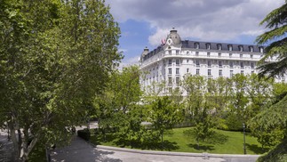 Fachada do Mandarin Oriental Ritz, único hotel de Madri que recebeu três chaves Michelin — Foto: Divulgação