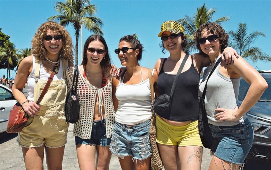 Turistas estrangeiros no Carnaval Carioca impulsionando economia global