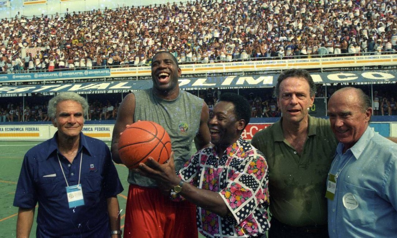 Magic Johnson, jogador de basquete, e Pelé, na praia de Copacabana. As lendas do esporte trocaram autógrafos — Foto: Jorge William / Agência O Globo